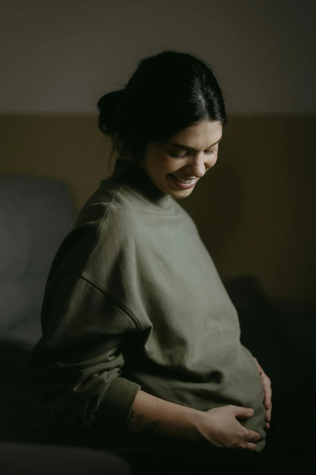 Schwangere Frau hält ihren Babybauch