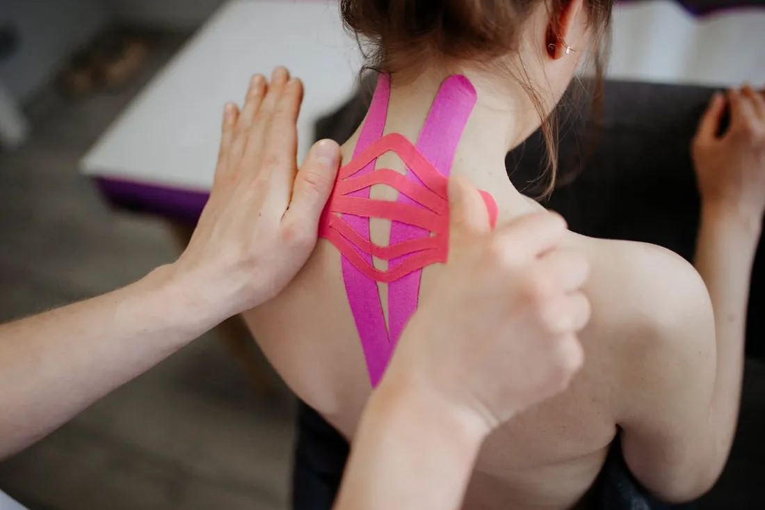 Kinesio-Tape auf dem oberen Rücken einer Frau