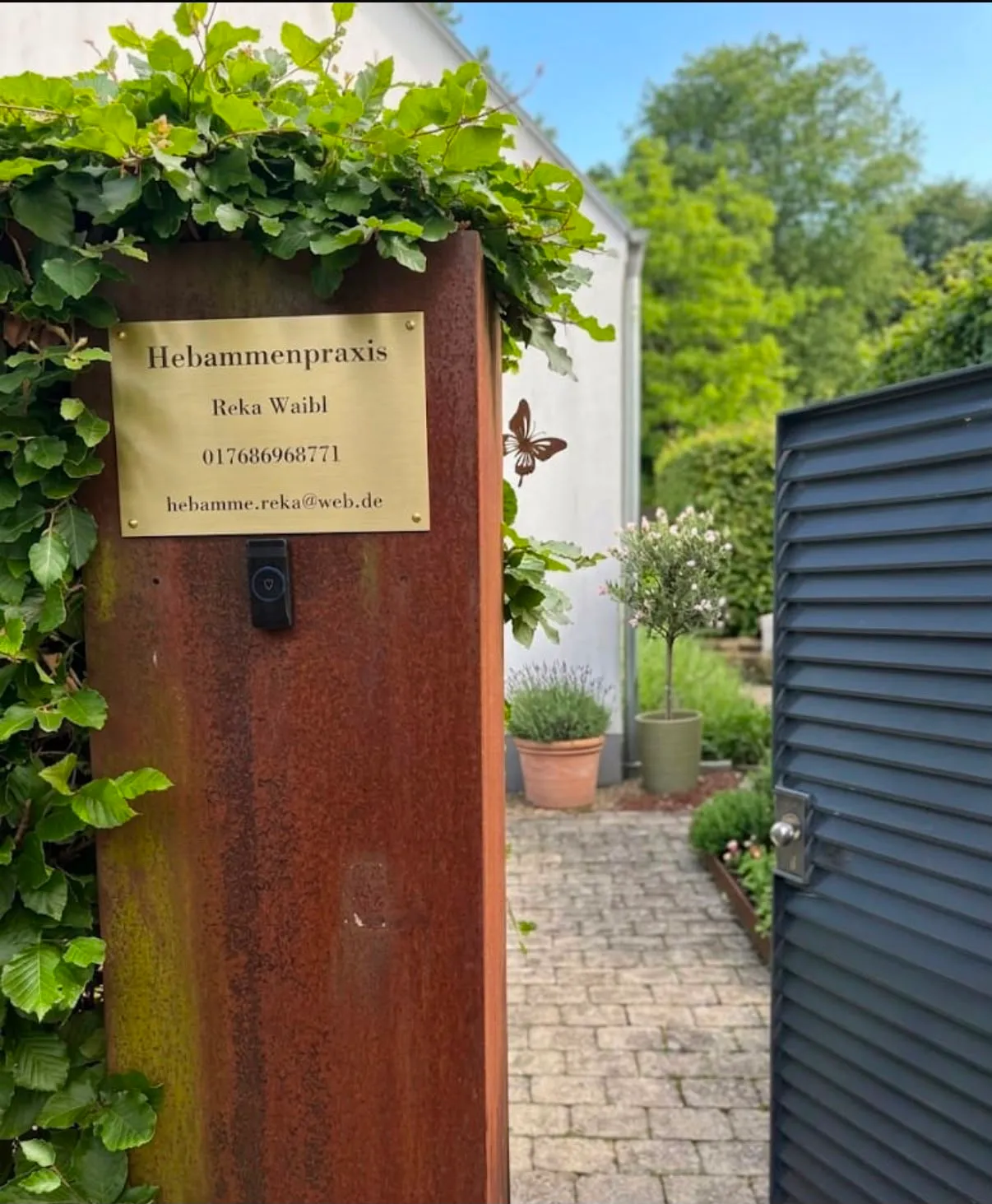 Eingang der Hebammenpraxis Reka Waibl mit Praxisschild in Bissendorf