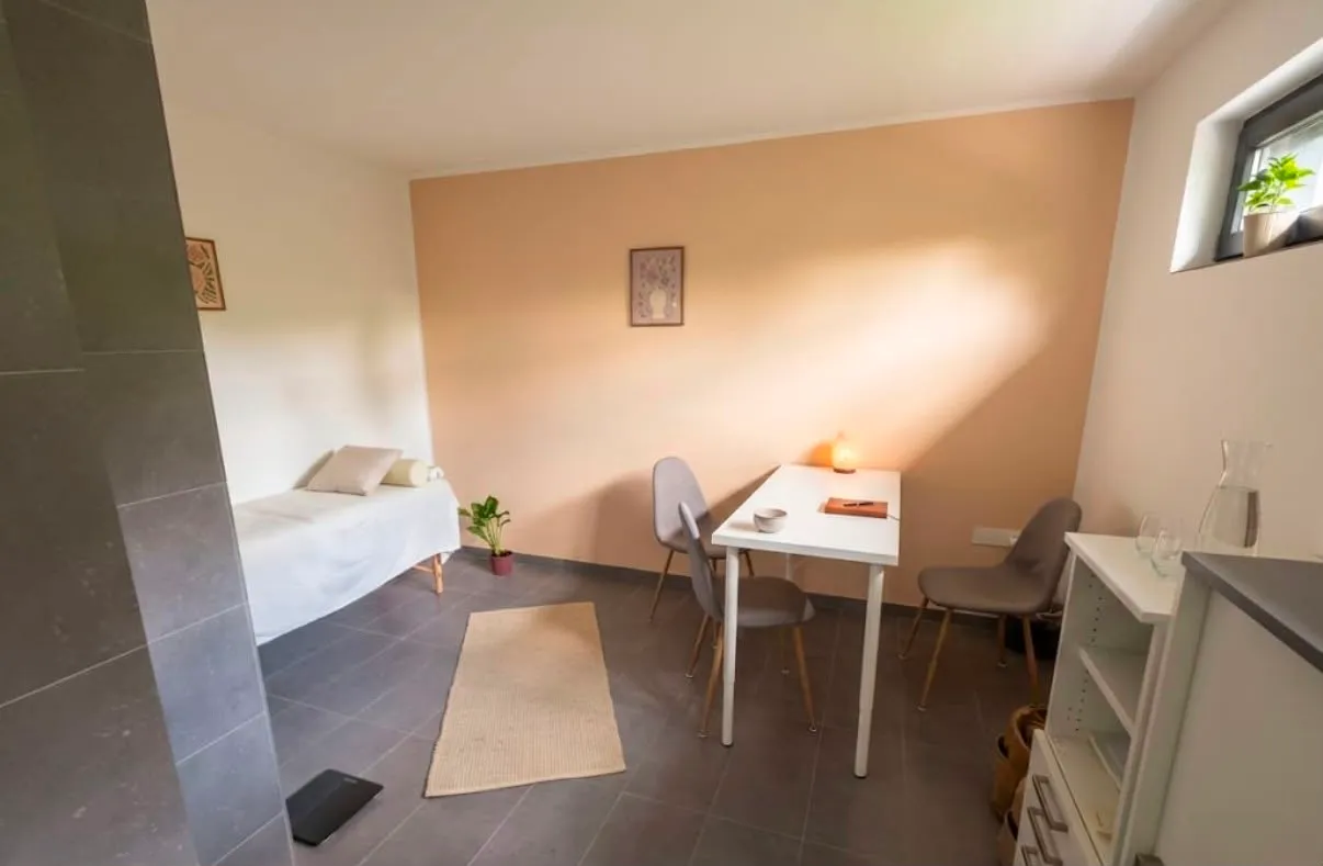 Warmer Behandlungsraum der Hebammenpraxis Reka Waibl in Bissendorf